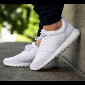 White Nike Roshe
